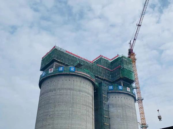 陜煤建設(shè)天工公司承建的胡家河（孟村）煤炭鐵路專(zhuān)用線改擴(kuò)建項(xiàng)目?jī)?chǔ)煤倉(cāng)工程順利封頂