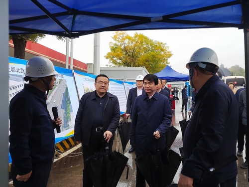 榆林市委副書記、市長張勝利一行蒞臨陜煤建設(shè)承建的上郡北路道路綜合整治提升項(xiàng)目觀摩指導(dǎo)工作