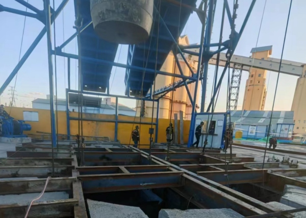 陜煤建設(shè)礦建三公司袁大灘礦二號(hào)回風(fēng)立井封口盤、吊盤安裝順利完成