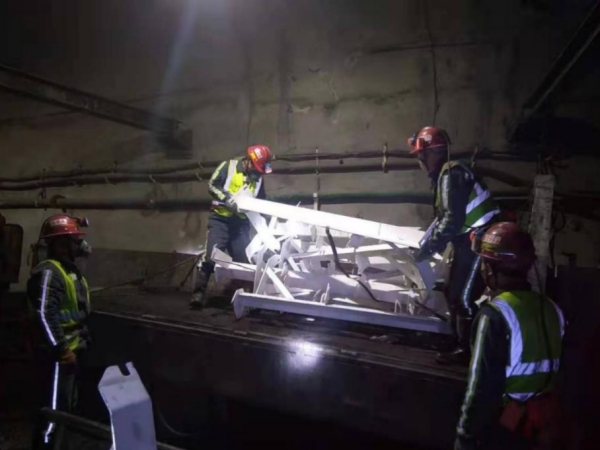 陜煤建設(shè)機電安裝公司小保當(dāng)二號煤礦132205膠運順槽帶式輸送機順利完工