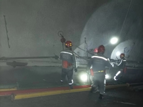 陜煤建設(shè)機電安裝公司沙梁煤礦斜井管路延伸工程如火如荼