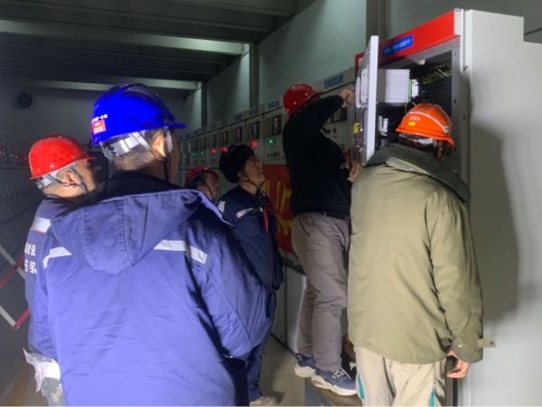 陜煤建設(shè)機(jī)電安裝公司提前9小時完成并柜工作