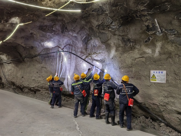 陜煤建設(shè)機(jī)電安裝公司酒鋼項(xiàng)目部齊心協(xié)力攻堅電纜敷設(shè)