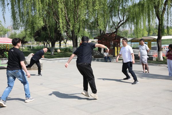 陜煤建設路橋分公司舉辦“迎五一、鼓干勁、促團結”懷舊嘉年華趣味活動