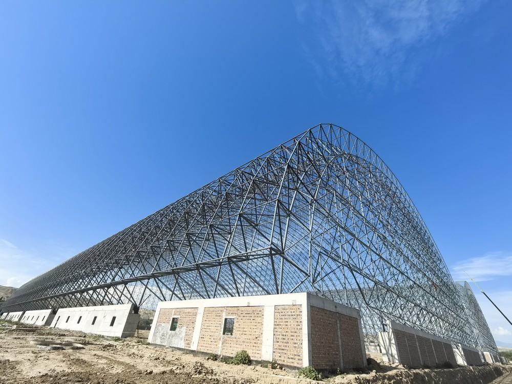 陜煤建設(shè)天工公司承建的伊寧市煤炭?jī)?chǔ)運(yùn)中心基地建設(shè)項(xiàng)目1#、2#儲(chǔ)煤棚順利合攏