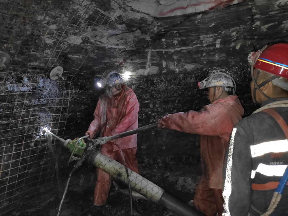 陜煤建設(shè)礦建三公司承建的貫屯煤礦西翼進(jìn)、回風(fēng)立井圓滿完成揭煤工作