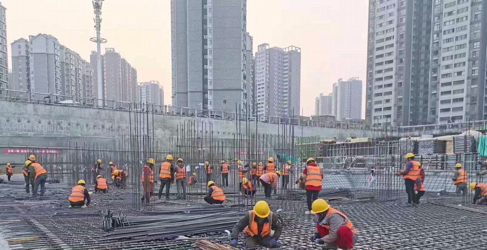 陜煤建設(shè)新龍城直屬項(xiàng)目部：國慶假日不打烊，熱火朝天忙生產(chǎn)
