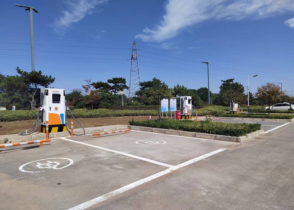 陜煤建設(shè)川耀公司：崔仙服務(wù)區(qū)充電樁安裝，為綠色出行“加油”