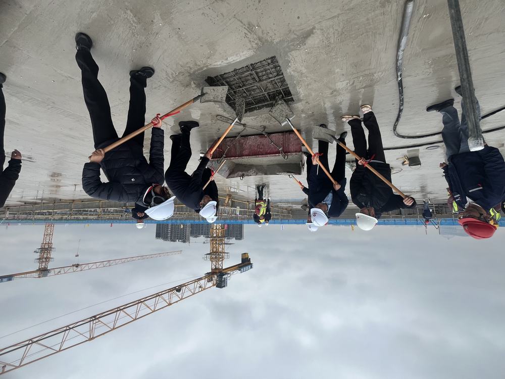 喜報！陜煤建設(shè)榆林公司承建的遷建榆林市第八中學(xué)項目N1標(biāo)段綜合樓主體喜迎封頂