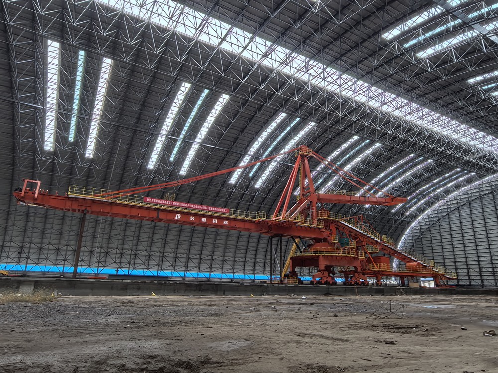 陜煤建設天工公司新疆第一項目部：DQL1000/1200.45臂式斗輪堆取料機成功送入“預定軌道”