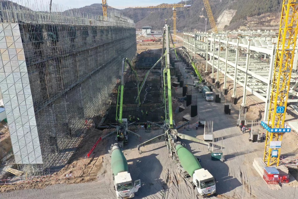 陜煤建設(shè)黃陵電廠項(xiàng)目部：三臺(tái)汽車泵，25小時(shí)，2830立方米混凝土順利完成澆筑
