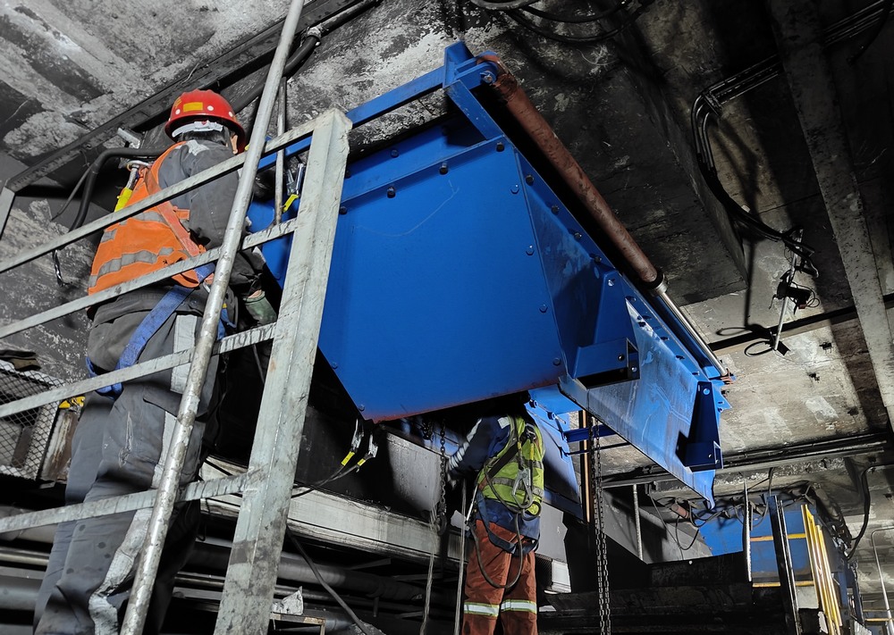 陜煤建設(shè)洗選煤運(yùn)營(yíng)分公司第二項(xiàng)目部：落煤塔暗道給煤機(jī)更換工程順利竣工，助力煤礦高效生產(chǎn)