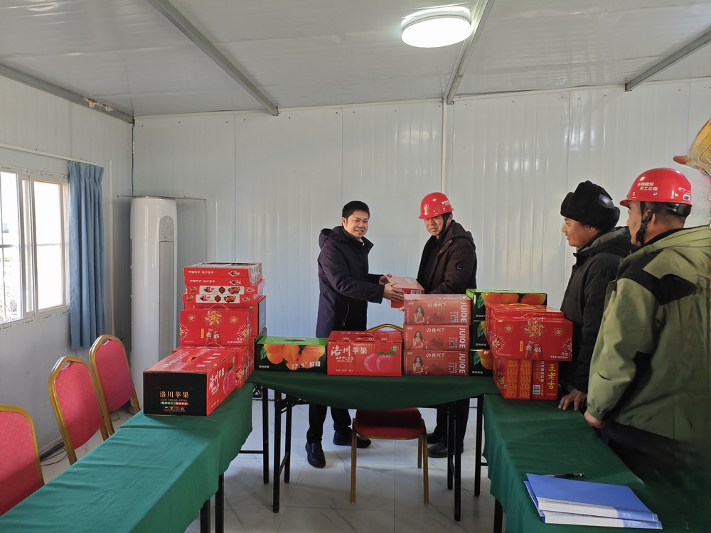 陜西彬長(zhǎng)文家坡礦業(yè)有限公司副總經(jīng)理、總工程師王飛深入天工公司基層項(xiàng)目部慰問(wèn)