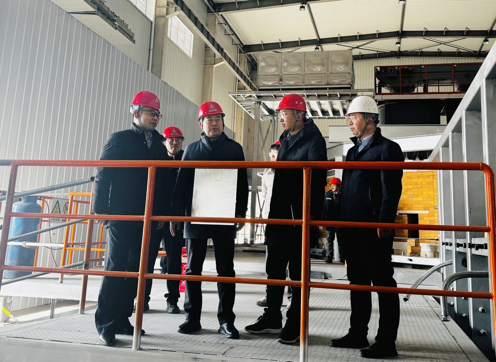 陜西建材科技集團(tuán)黨委書(shū)記、董事長(zhǎng)、總經(jīng)理周紅深入天工公司基層項(xiàng)目部進(jìn)行慰問(wèn)