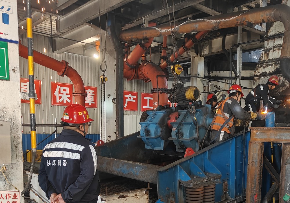 陜煤建設(shè)洗選煤運(yùn)營(yíng)公司第二項(xiàng)目部：新年破曉，檸條塔煤礦主洗車間預(yù)濕篩與矸石脫介篩 “迭代升級(jí)” 之戰(zhàn)打響
