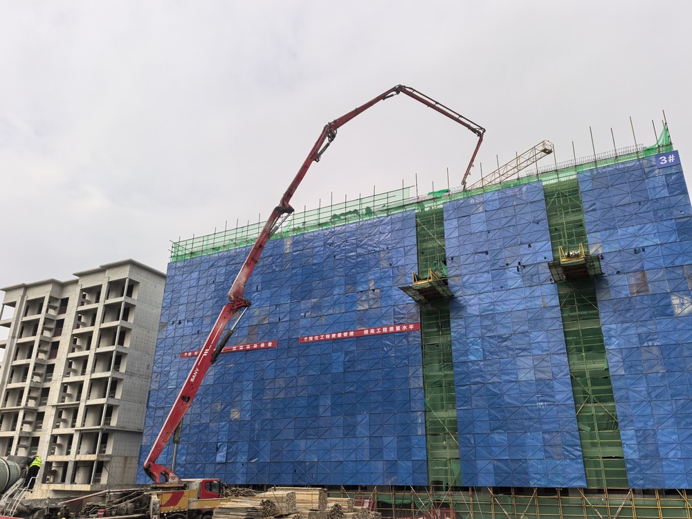 實力彰顯！陜煤建設(shè)天工公司承建的大秦·山水逸境項目全部工程主體結(jié)構(gòu)順利封頂