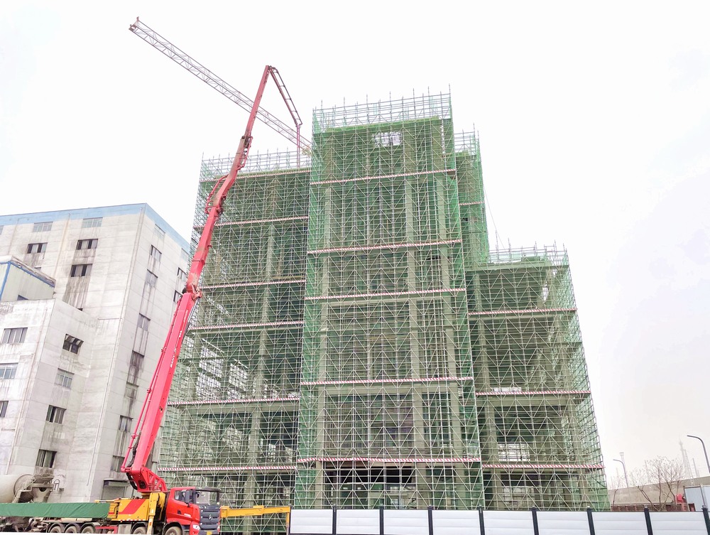 陜煤建設(shè)天工公司承建的小保當(dāng)篩分破碎車(chē)間工程主體結(jié)構(gòu)順利封頂