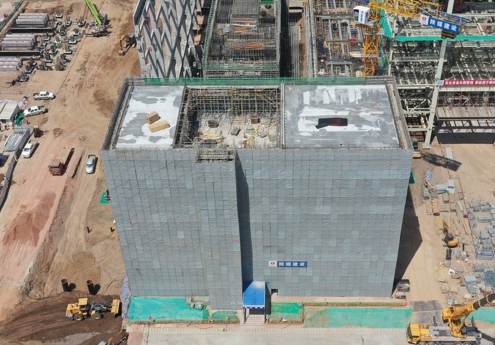 陜煤建設承建的黃陵礦業(yè)店頭電廠二期擴建項目主廠房建筑工程集控樓順利封頂