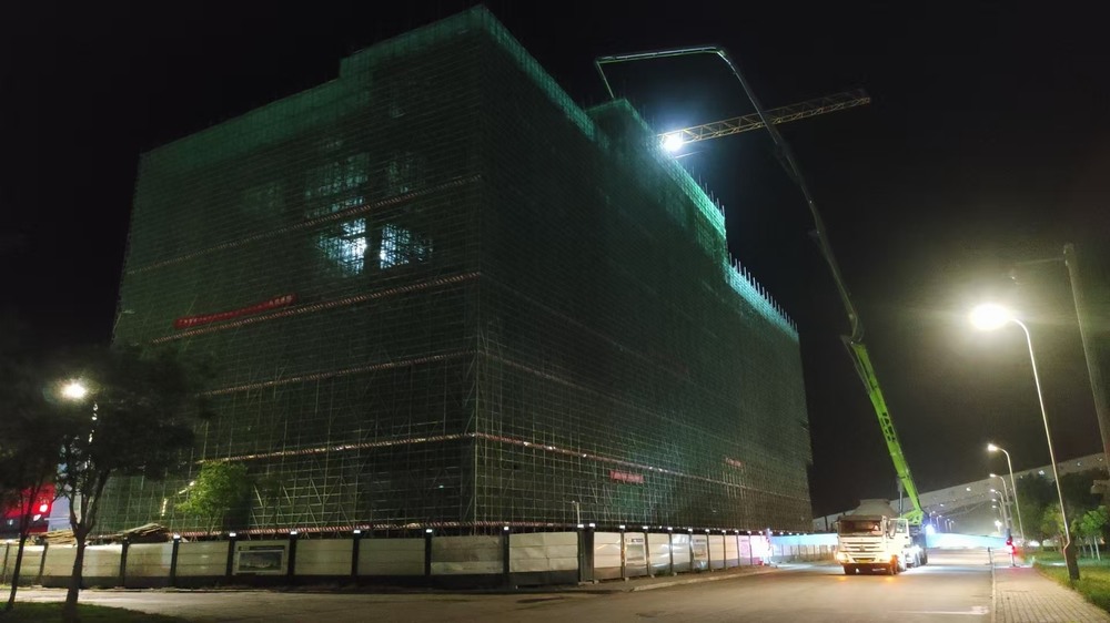 陜煤建設天工公司承建的小保當選煤廠技術(shù)改造項目2號主廠房主體結(jié)構(gòu)全面封頂