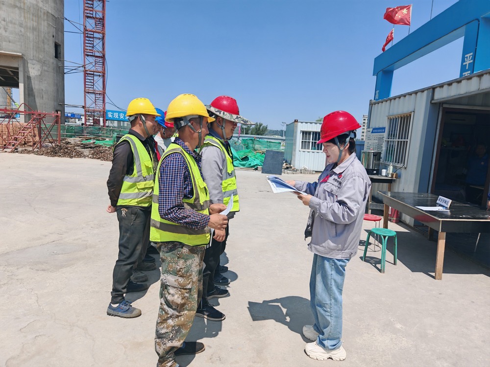 陜煤建設(shè)韓城分公司：玫瑰鏗鏘護(hù)安全 巾幗芳華鑄防線