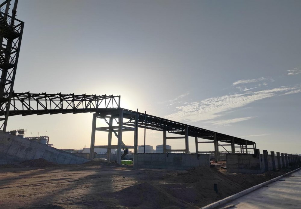 陜煤建設(shè)西北分公司土建第一項目部：提質(zhì)煤2#棧橋桁架順利吊裝完成