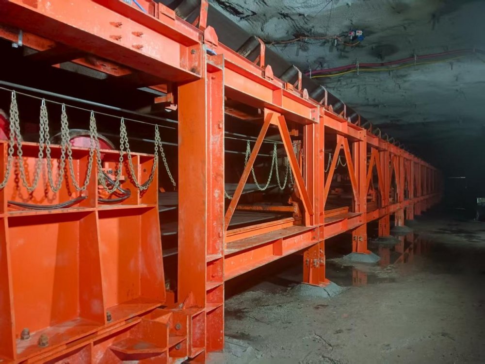 陜煤建設(shè)機電安裝公司趙石畔項目部30101工作面帶式輸送機安裝圓滿完成