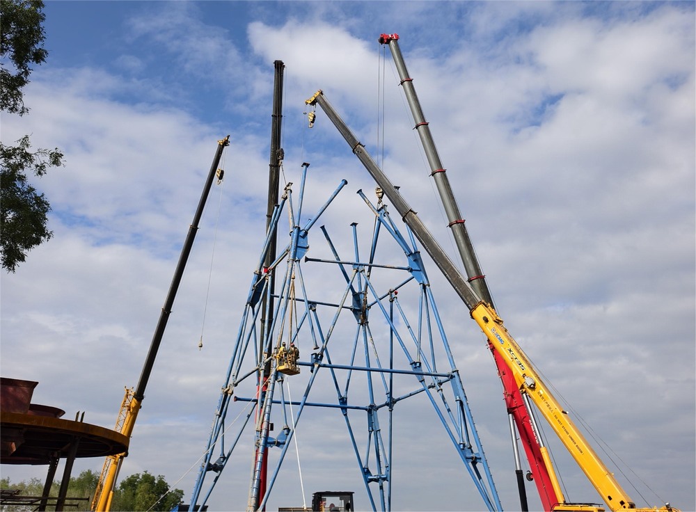 陜煤建設(shè)礦建二公司小莊煤礦義門回風(fēng)立井工程井架順利完成起立