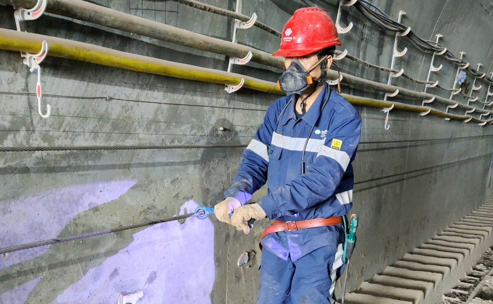 爬坡不用“喘粗氣”！玻璃溝煤礦行人助行裝置投運(yùn)，省力更暖心