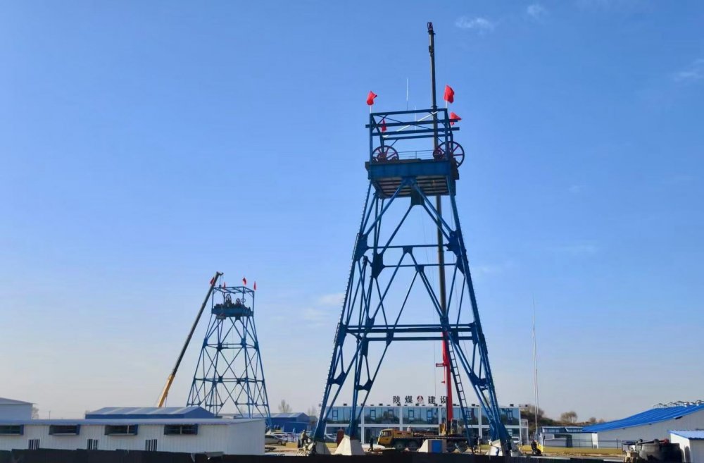 速看！陜煤建設(shè)礦建三公司又一組鑿井井架順利起吊安裝