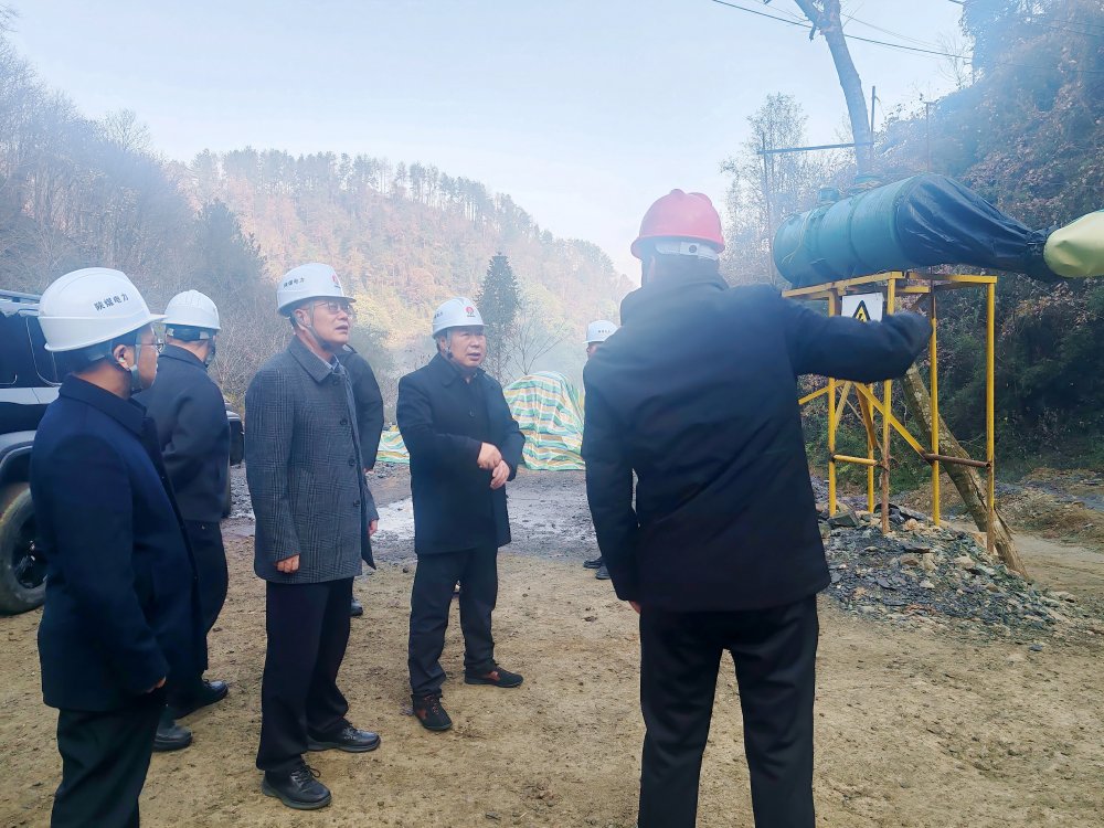 陜煤集團總經(jīng)理助理、陜煤電力集團黨委書記、董事長馮平安一行深入西鄉(xiāng)抽蓄電站勘探平硐項目現(xiàn)場檢查指導前期準備工作